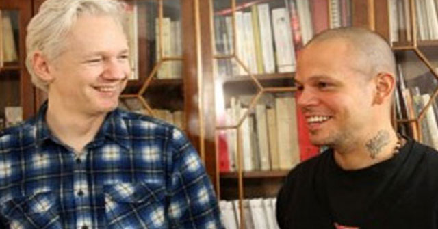 René Pérez de Calle 13 con Julian Assange de Wikileaks