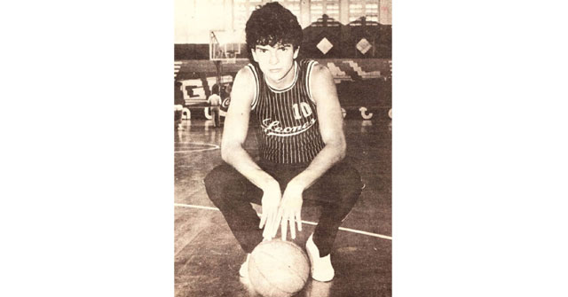 Ricardo Arjona en su juventud como jugador de baloncesto