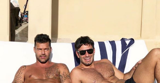 Jwan Yosef enciende Instagram con sensual imagen junto a Ricky Martin