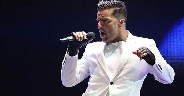 Ricky Martin cambia la letra de su canción dedicándola a un hombre durante un concierto