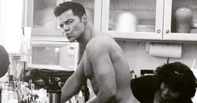 ¡SENSUAL! Ricky Martin muestra su trasero (+FOTO)