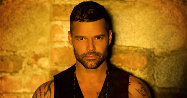  Ricky Martin posa con poca ropa