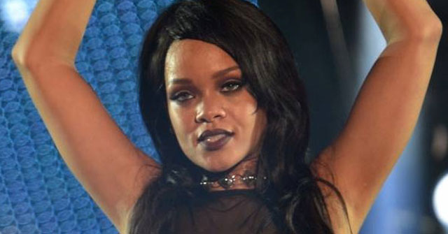 Hackers muestran a Rihanna completamente desnuda