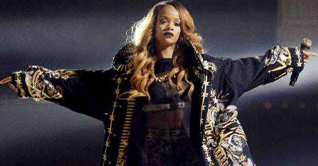 rihanna agrede fan en concierto