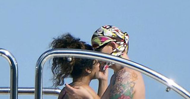 Paparazzi capta a Rihanna besando a una mujer en un yate