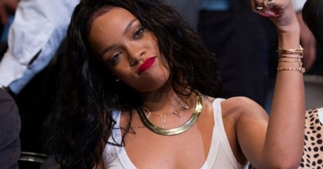 Rihanna arremete contra la televisora CBS y NFL