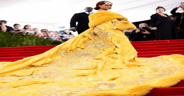 Rihanna luciendo su vestido en la gala Met