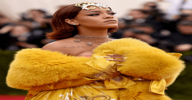 Rihanna y su exagerado vestido en la Gala Met