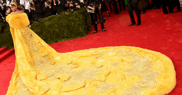 Rihanna deslumbró la Gala Met con su vestido extremadamente largo