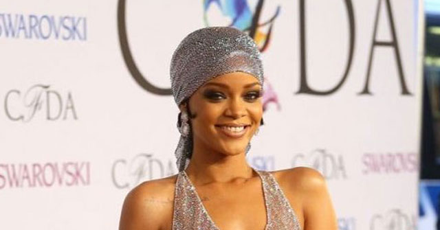 Rihanna se presenta semidesnuda con un vestido transparente en los CFDA Awards