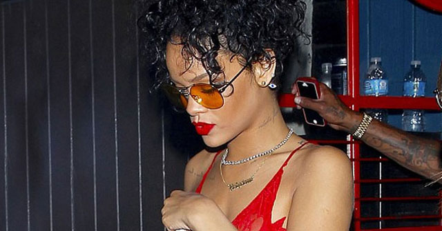 Rihanna exhibio partes íntimas con un sexy vestido
