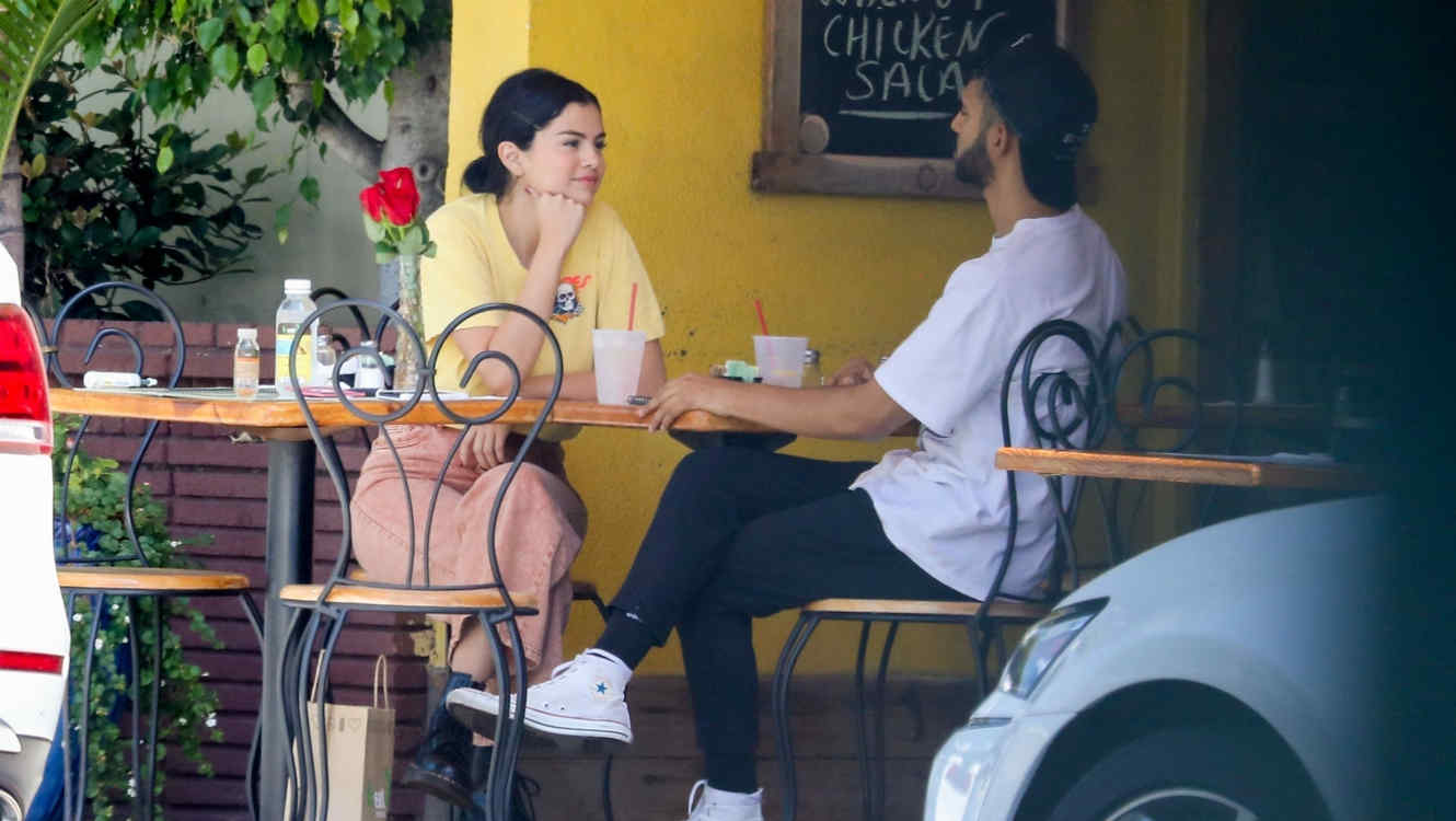 selena-gomez-desayunando-con-un-chico