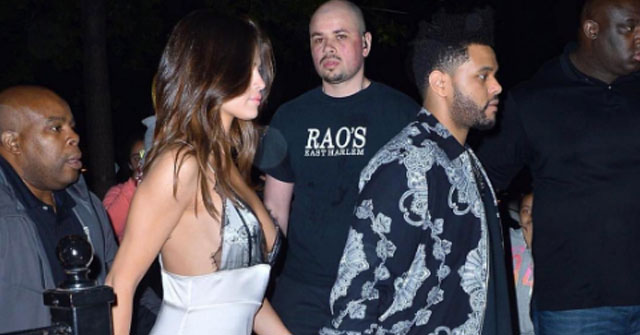 Selena Gómez es captada con sexy vestido junto a The Weeknd (+FOTOS)