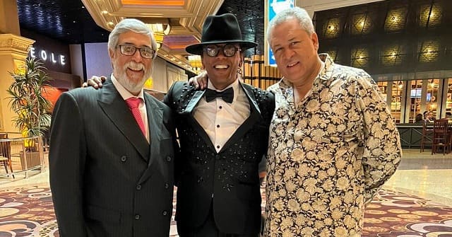Sergio Vargas en compañía de Nelson Estévez y Juan Hidalgo de JN Music Group - Latin Grammy 2021