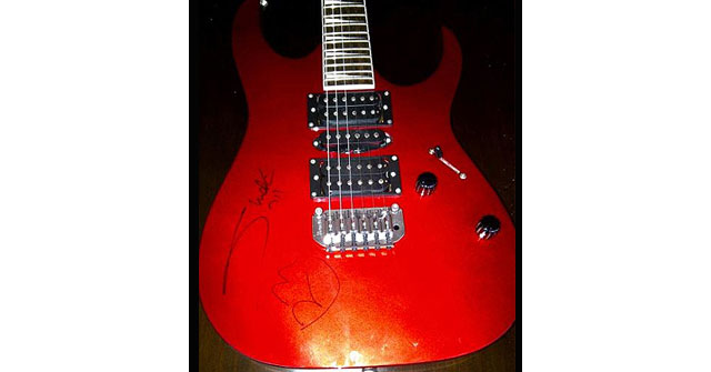Guitarra que le regalo Shakira a Hugo Chavez Shakira regala guitarra a Hugo Chavez