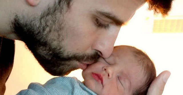 Shakira publicó esta foto de Piqué dándole un beso a su hijo Milan Shakira comparte foto de Piqué dándole un beso a su hijo Milan