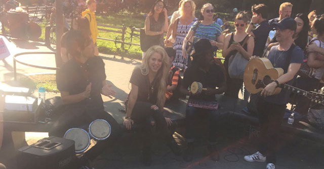 Shakira canta en un parque la versión acústica de “Chantaje” (+VIDEO) 