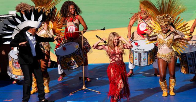 Shakira cerrando la ceremonia de la Copa del Mundo Brasil 2014