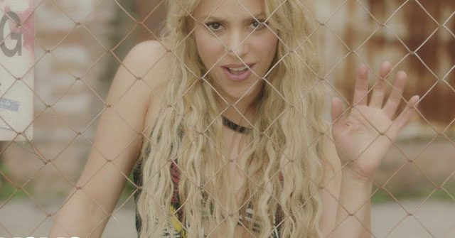 Shakira mueve las caderas