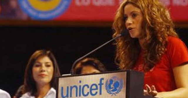 Shakira recibe premio de UNICEF