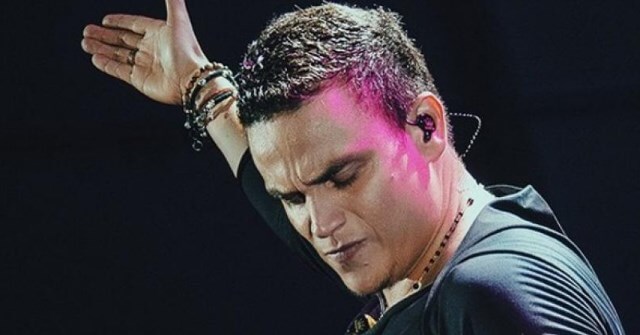 ¡AY POR DIOS! Silvestre Dangond esquiva a fanática derrapada en pleno concierto (+VIDEO)