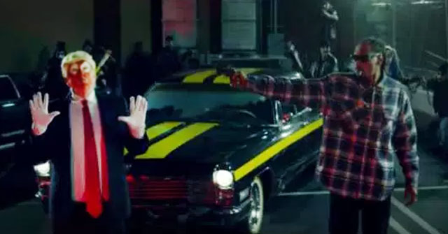 Snoop Dogg le dispara a Donald Trump en su nuevo vídeo 