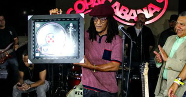 Tego Calderon recibe reconocimiento