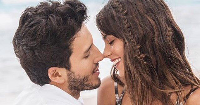 Tini y Sebastián Yatra protagonizan un lindo beso 