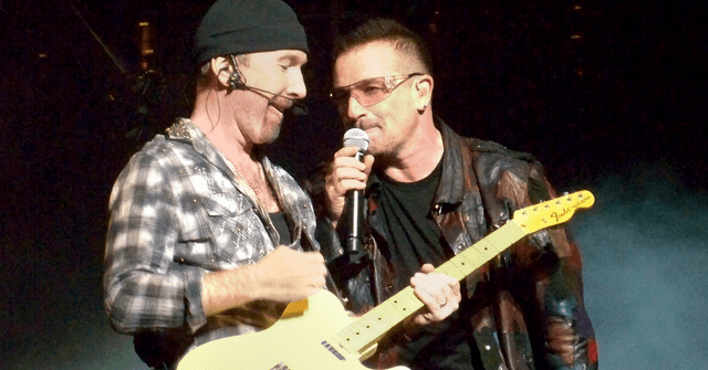 Guitarrista de la banda U2 sufrió una fuerte caída en pleno concierto [VIDEO]
