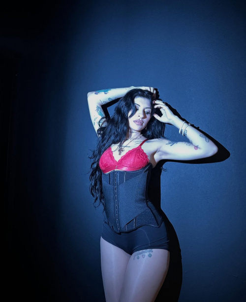 La reina del trap argentino, Cazzu, emprende este año su esperada gira de presentaciones, 